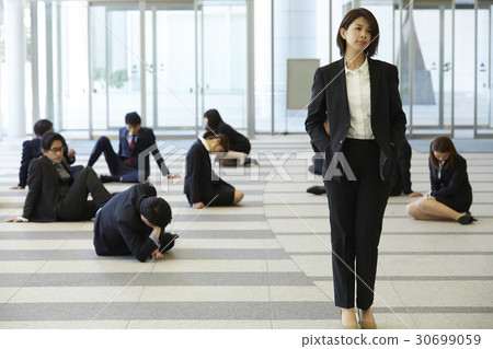 A woman who overcomes the waves of society 30699059