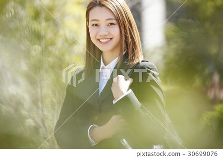 戶外的女商人 30699076