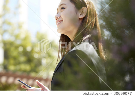 戶外的女商人 戶外的女商人 30699077