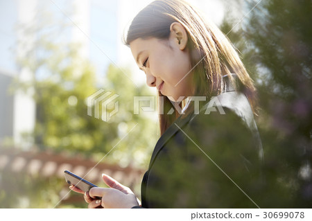 戶外的女商人 30699078