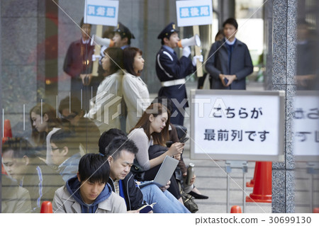 People to queue up People to queue up 30699130