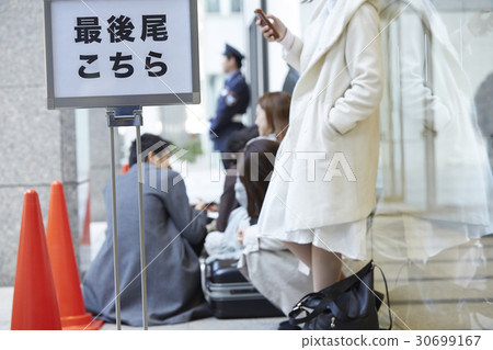 People to queue up 30699167