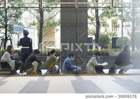 People to queue up People to queue up 30699178