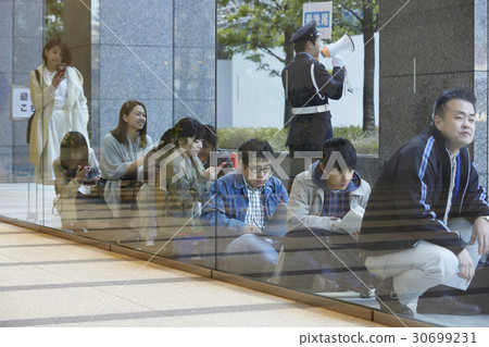 People to queue up People to queue up 30699231