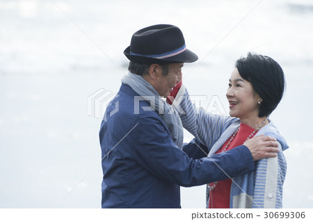 Senior couple on the coast 30699306