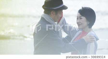 在海岸的資深夫婦 30699314