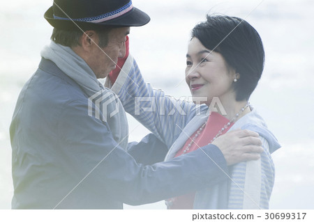 在海岸的資深夫婦 30699317