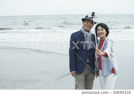 前輩夫婦在海岸拍自照片 30699339