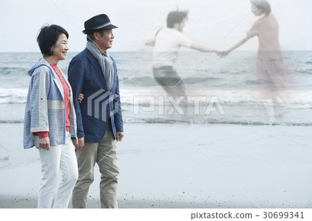 一起走了很多年的年長夫婦 一起走了很多年的年長夫婦 30699341
