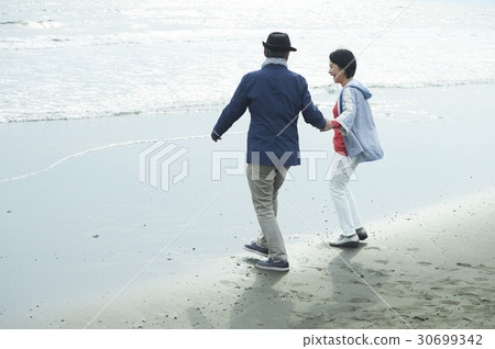 在海岸的資深夫婦 30699342