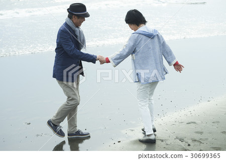 Senior couple on the coast 30699365