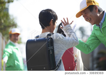高級志願者學校道路的安全援助 30699369