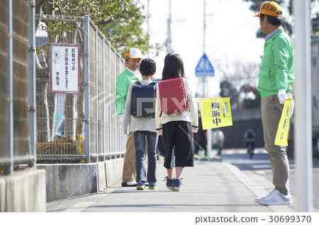 高級志願者學校道路的安全援助 高級志願者學校道路的安全援助 30699370