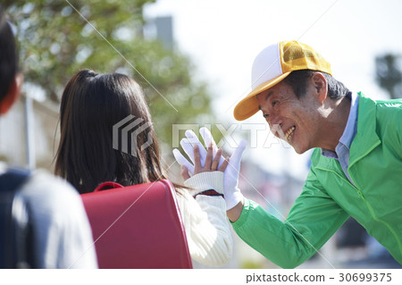 高級志願者學校道路的安全援助 30699375