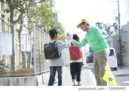 高級志願者學校道路的安全援助 30699445