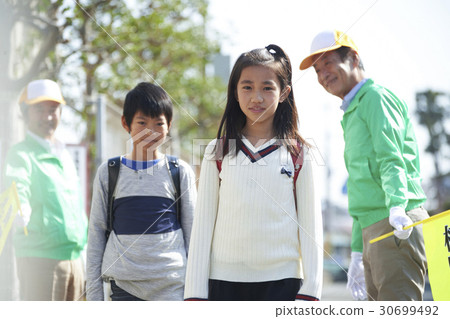 走在學校路上的小學生 30699492