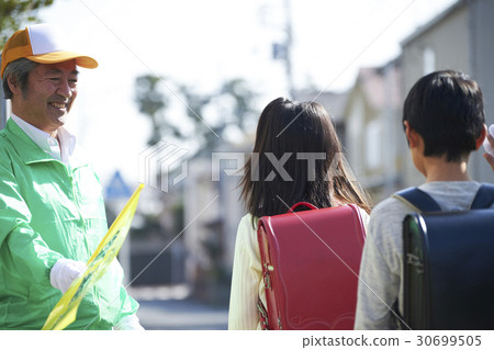 高級志願者學校道路的安全援助 30699505