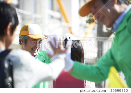 高級志願者學校道路的安全援助 30699510