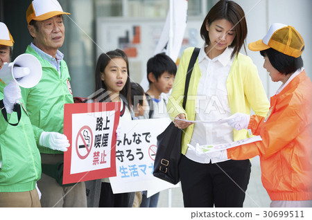 Senior citizens evoking manners and elementary school students 30699511