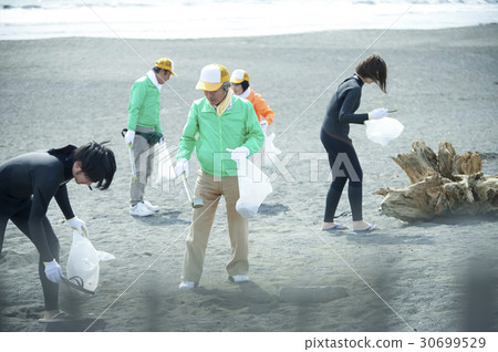 高級志願者和衝浪者打掃海灘 高級志願者和衝浪者打掃海灘 30699529