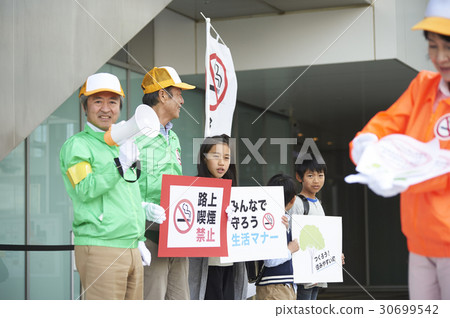 Senior citizens evoking manners and elementary school students Senior citizens evoking manners and elementary school students 30699542