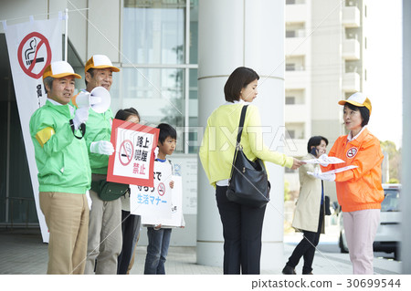 Senior citizens evoking manners and elementary school students Senior citizens evoking manners and elementary school students 30699544