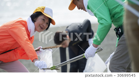 Senior volunteers and surfers to clean the beach 30699545