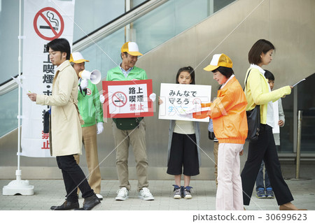 Senior citizens evoking manners and elementary school students Senior citizens evoking manners and elementary school students 30699623