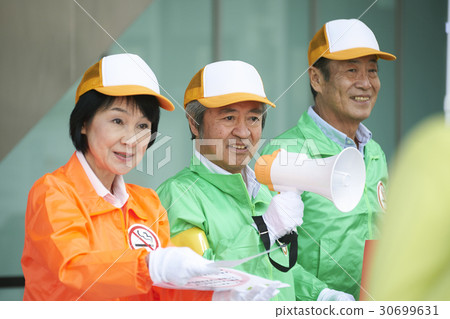 高級志願者禮儀在街上引起 30699631