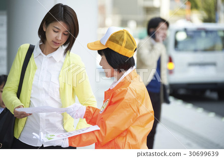Senior volunteer Manners evoked on the street 30699639