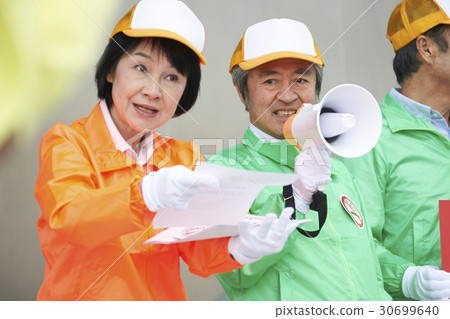 Senior volunteer Manners evoked on the street Senior volunteer Manners evoked on the street 30699640