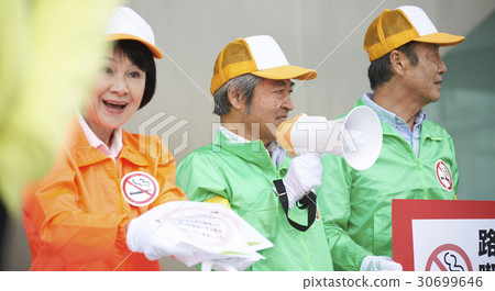 Senior volunteer Manners evoked on the street Senior volunteer Manners evoked on the street 30699646