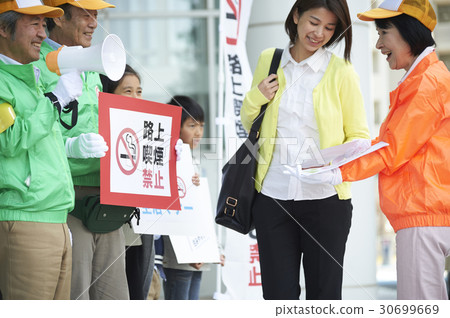 Senior citizens evoking manners and elementary school students Senior citizens evoking manners and elementary school students 30699669
