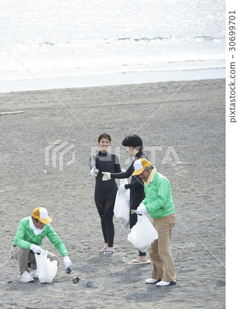 Senior volunteers and surfers to clean the beach 30699701