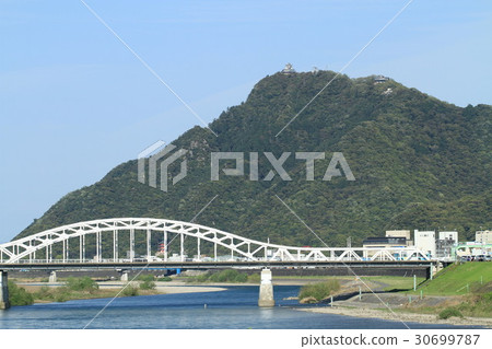 從Nagara河看見的岐阜城堡 從Nagara河看見的岐阜城堡 30699787