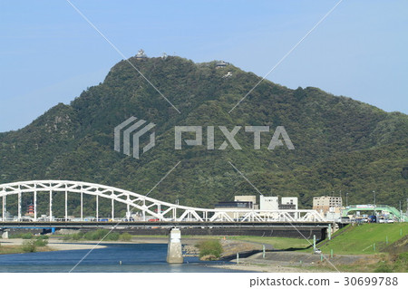 從Nagara河看見的岐阜城堡 從Nagara河看見的岐阜城堡 30699788