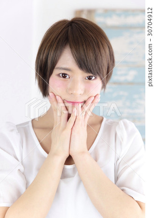 年輕女士的髮型 30704912