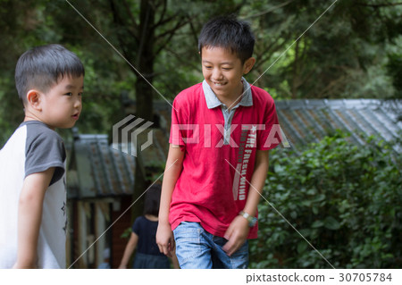 小朋友在山上開心的玩 30705784