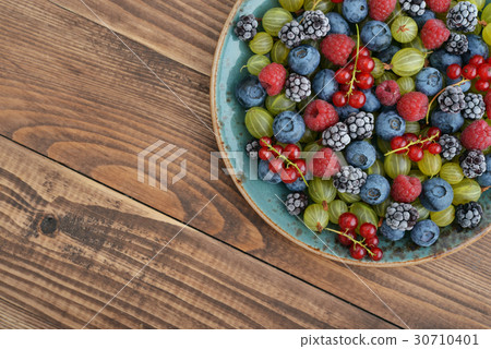 Ripe summer berries 30710401