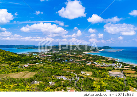 A busy road 30712688