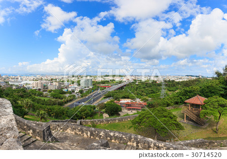 Urasoe Urasoe城市天際線景觀的大公園景觀 30714520