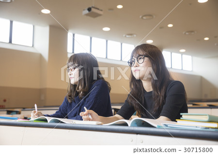 女大學生上課:日本經濟大學 女大學生上課:日本經濟大學 30715800