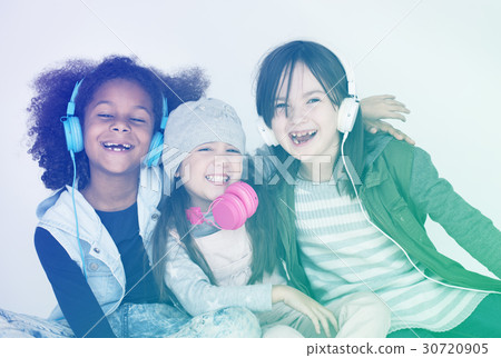 Children siting and having a laugh together 30720905