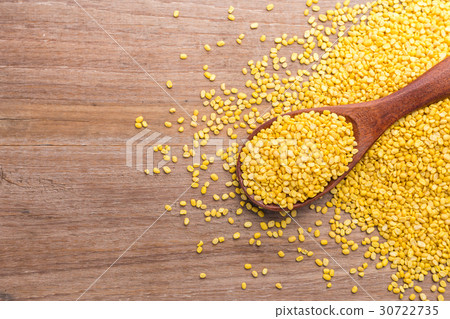 Peeled mung beans put on wooden plank background 30722735