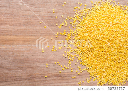 Peeled mung beans put on wooden plank background 30722737