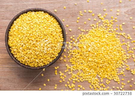 Peeled mung beans in wooden bowl put on wooden plank background 30722738