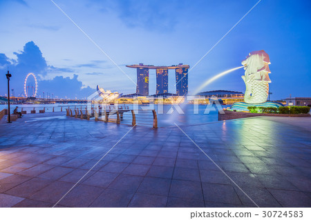 The Merlion and Marina Bay Sands in Singapore 30724583