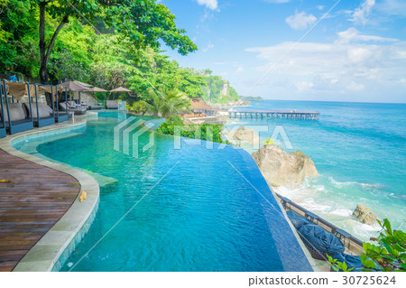 度假酒店的游泳池和大海 30725624