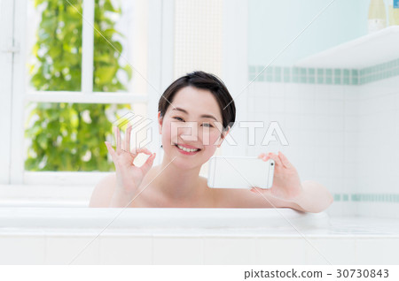 年輕的女士（洗澡） 30730843