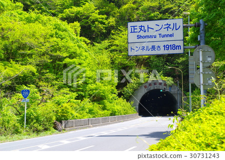 Tunnel that penetrates Moe fresh green Tadaru Tonnel Chichibu c c green front 30731243